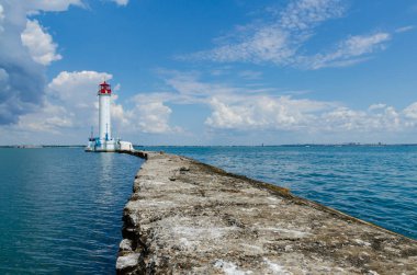 Yaz sezonunda Odesa'da Karadeniz'de deniz feneri ile deniz manzarası