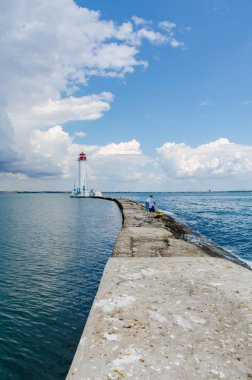 Yaz sezonunda Odesa'da Karadeniz'de deniz feneri ile deniz manzarası