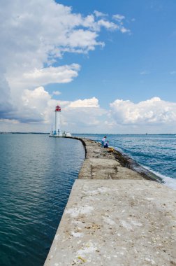 Yaz sezonunda Odesa'da Karadeniz'de deniz feneri ile deniz manzarası