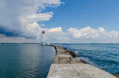 Yaz sezonunda Odesa'da Karadeniz'de deniz feneri ile deniz manzarası