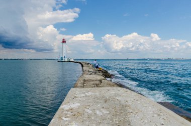 Yaz sezonunda Odesa'da Karadeniz'de deniz feneri ile deniz manzarası