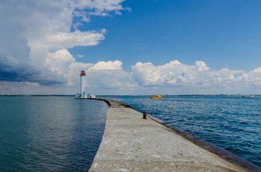 Yaz sezonunda Odesa'da Karadeniz'de deniz feneri ile deniz manzarası