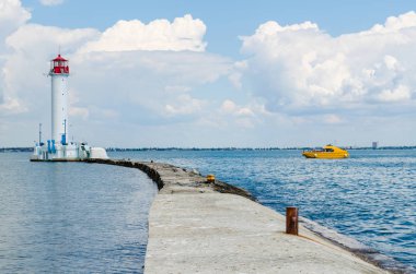 Yaz sezonunda Odesa'da Karadeniz'de deniz feneri ile deniz manzarası