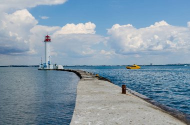 Yaz sezonunda Odesa'da Karadeniz'de deniz feneri ile deniz manzarası