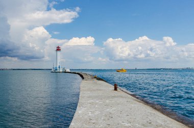 Yaz sezonunda Odesa'da Karadeniz'de deniz feneri ile deniz manzarası