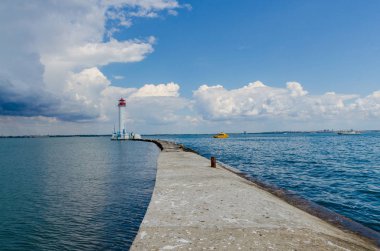 Yaz sezonunda Odesa'da Karadeniz'de deniz feneri ile deniz manzarası