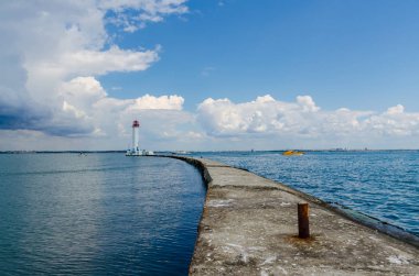 Yaz sezonunda Odesa'da Karadeniz'de deniz feneri ile deniz manzarası
