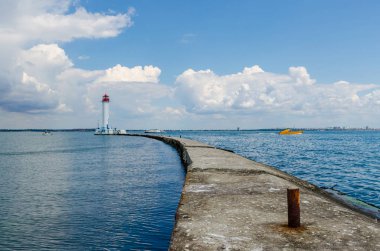 Yaz sezonunda Odesa'da Karadeniz'de deniz feneri ile deniz manzarası