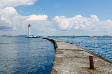 Yaz sezonunda Odesa'da Karadeniz'de deniz feneri ile deniz manzarası