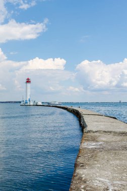 Yaz sezonunda Odesa'da Karadeniz'de deniz feneri ile deniz manzarası