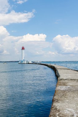 Yaz sezonunda Odesa'da Karadeniz'de deniz feneri ile deniz manzarası