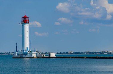 Yaz sezonunda Odesa'da Karadeniz'de deniz feneri ile deniz manzarası
