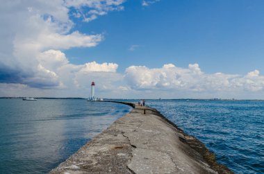 Yaz sezonunda Odesa'da Karadeniz'de deniz feneri ile deniz manzarası