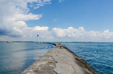 Yaz sezonunda Odesa'da Karadeniz'de deniz feneri ile deniz manzarası