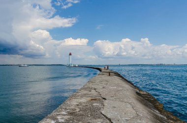 Yaz sezonunda Odesa'da Karadeniz'de deniz feneri ile deniz manzarası