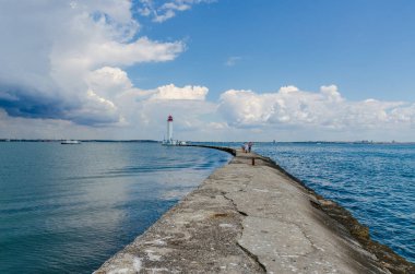 Yaz sezonunda Odesa'da Karadeniz'de deniz feneri ile deniz manzarası