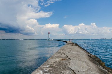Yaz sezonunda Odesa'da Karadeniz'de deniz feneri ile deniz manzarası