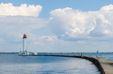 Yaz sezonunda Odesa'da Karadeniz'de deniz feneri ile deniz manzarası