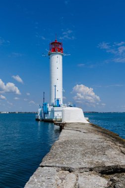 Yaz sezonunda Odesa'da Karadeniz'de deniz feneri ile deniz manzarası