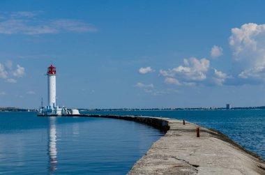 Yaz sezonunda Odesa'da Karadeniz'de deniz feneri ile deniz manzarası