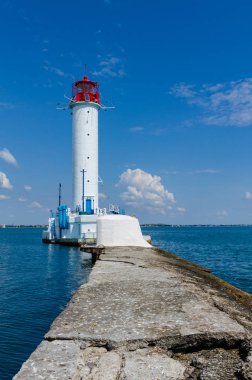 Yaz sezonunda Odesa'da Karadeniz'de deniz feneri ile deniz manzarası