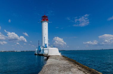 Yaz sezonunda Odesa'da Karadeniz'de deniz feneri ile deniz manzarası