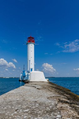 Yaz sezonunda Odesa'da Karadeniz'de deniz feneri ile deniz manzarası