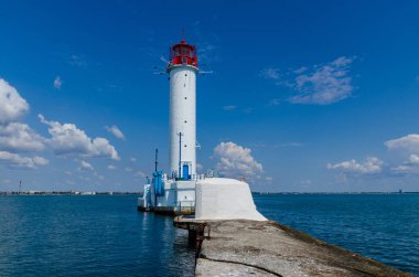 Yaz sezonunda Odesa'da Karadeniz'de deniz feneri ile deniz manzarası