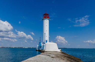 Yaz sezonunda Odesa'da Karadeniz'de deniz feneri ile deniz manzarası
