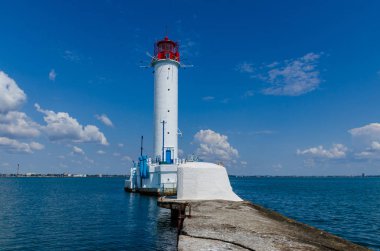 Yaz sezonunda Odesa'da Karadeniz'de deniz feneri ile deniz manzarası