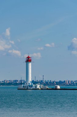 Yaz sezonunda Odesa'da Karadeniz'de deniz feneri ile deniz manzarası