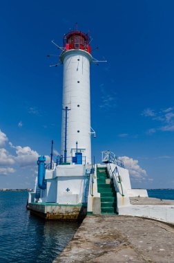Yaz sezonunda Odesa'da Karadeniz'de deniz feneri ile deniz manzarası