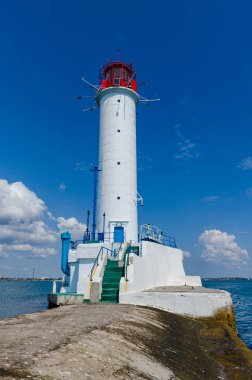 Yaz sezonunda Odesa'da Karadeniz'de deniz feneri ile deniz manzarası