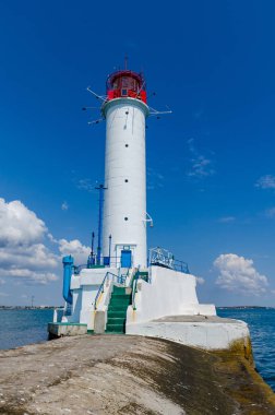 Yaz sezonunda Odesa'da Karadeniz'de deniz feneri ile deniz manzarası