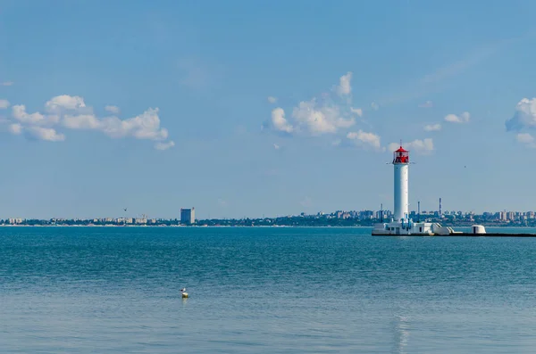 夏季在奥德萨的黑海有灯塔的海景 — 图库照片