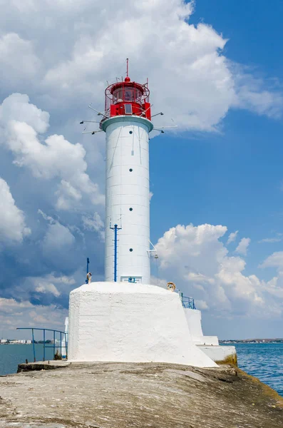 Yaz sezonunda Odesa'da Karadeniz'de deniz feneri ile deniz manzarası