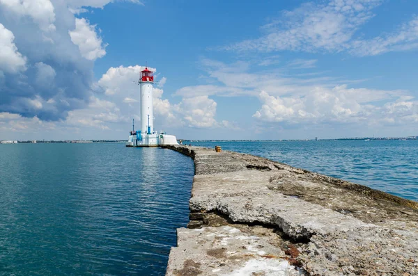 Yaz sezonunda Odesa'da Karadeniz'de deniz feneri ile deniz manzarası