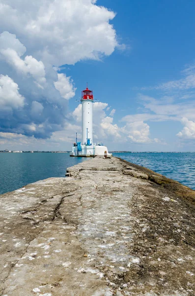 Yaz sezonunda Odesa'da Karadeniz'de deniz feneri ile deniz manzarası