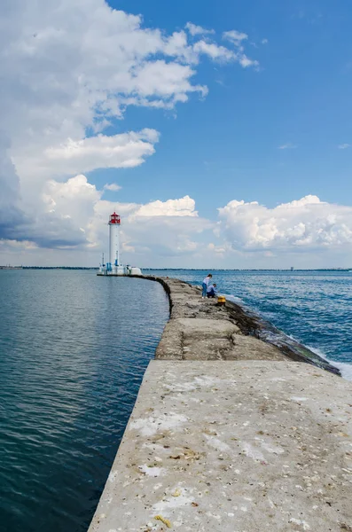 Yaz sezonunda Odesa'da Karadeniz'de deniz feneri ile deniz manzarası