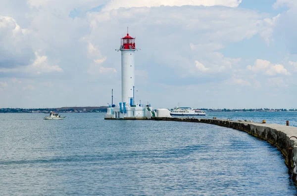 Yaz sezonunda Odesa'da Karadeniz'de deniz feneri ile deniz manzarası