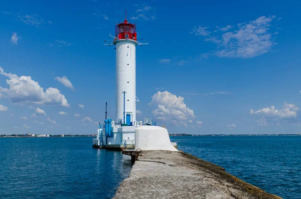 Yaz sezonunda Odesa'da Karadeniz'de deniz feneri ile deniz manzarası