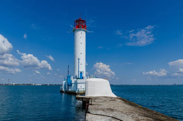 Yaz sezonunda Odesa'da Karadeniz'de deniz feneri ile deniz manzarası