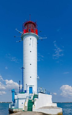 Yaz sezonunda Odesa'da Karadeniz'de deniz feneri ile deniz manzarası