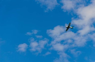 Bulutlar ile gökyüzünde uçan küçük uçak