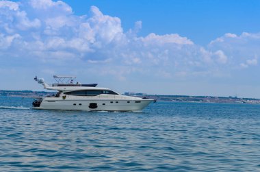 Yaz sezonunda denizde hareket eden küçük yat