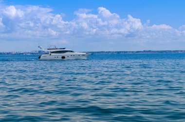 Yaz sezonunda denizde hareket eden küçük yat