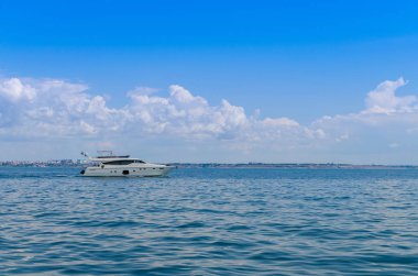 Yaz sezonunda denizde hareket eden küçük yat