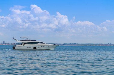 Yaz sezonunda denizde hareket eden küçük yat