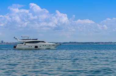 Yaz sezonunda denizde hareket eden küçük yat