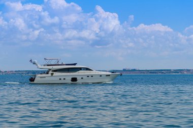 Yaz sezonunda denizde hareket eden küçük yat